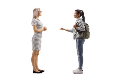 Beyaz arka planda sarışın bir kadınla konuşan bir kız öğrencinin tam boy profil fotoğrafı.