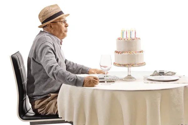 Älterer Mann Bläst Kerzen Auf Einem Kuchen Isoliert Auf Weißem — Stockfoto