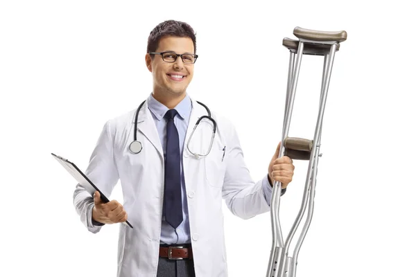 Manlig Läkare Som Håller Kryckor Isolerade Vit Bakgrund — Stockfoto