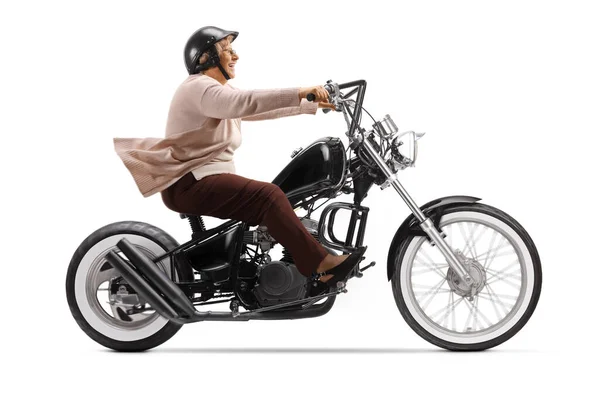 高齢女性バイカーとともにヘルメットライディングカスタムチョッパーバイク隔離された上の白い背景 — ストック写真