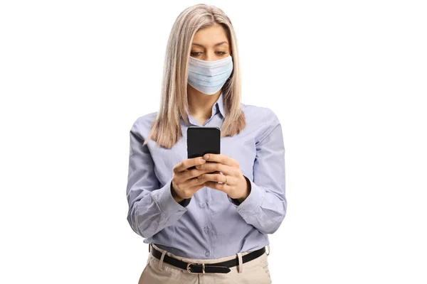 年轻的金发女人戴着医疗面罩 用白色背景隔离的手机打字 — 图库照片