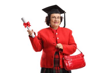 Beyaz arka planda izole edilmiş kameraya gülümseyen sertifikalı yaşlı bir kadın ve mezuniyet şapkası.