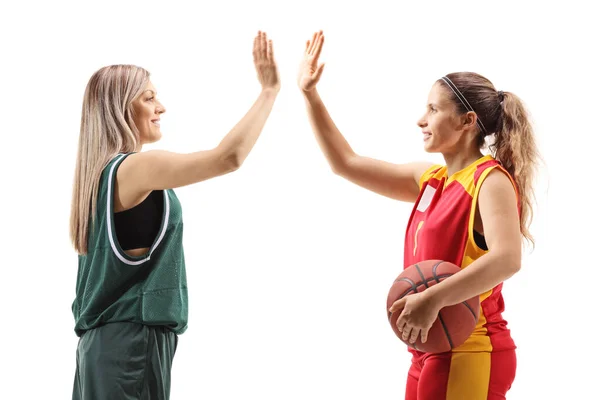 Jogadoras Basquete Sexo Feminino Gesticulando Alto Cinco Isolado Fundo Branco — Fotografia de Stock