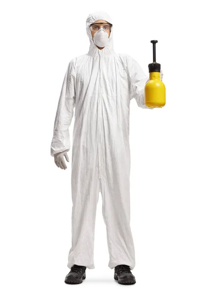 一个身穿白色防护服的男子拿着白色背景隔离的消毒剂喷雾器的全长肖像 — 图库照片