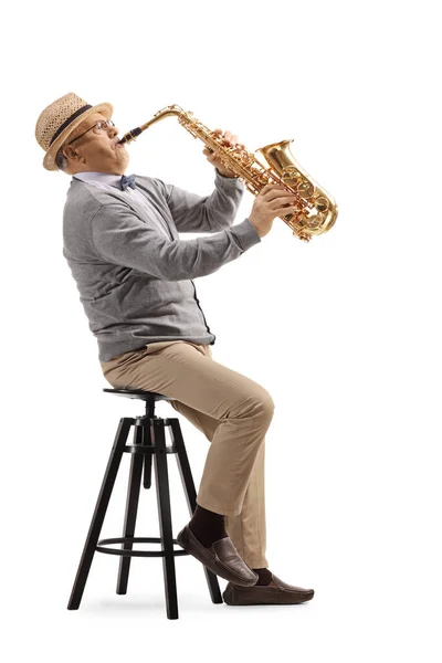 Homem Idoso Sentado Tocando Saxofone Isolado Fundo Branco — Fotografia de Stock