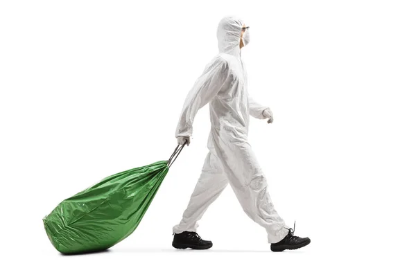 Pełna Długość Zdjęcia Człowieka Kombinezonie Ochronnym Chodzącego Niosącego Plastikową Torbę — Zdjęcie stockowe