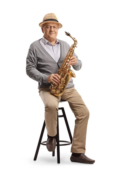 Oudere Man Zit Een Stoel Houdt Een Saxofoon Geïsoleerd Witte — Stockfoto