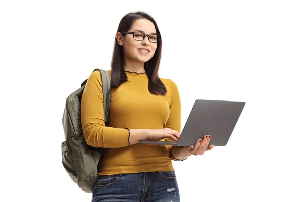 Leende Kvinnlig Student Med Bärbar Dator Isolerad Vit Bakgrund — Stockfoto