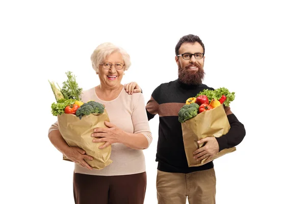 Oudere Vrouw Een Jongere Man Kruidenierswinkel Geïsoleerd Witte Achtergrond — Stockfoto