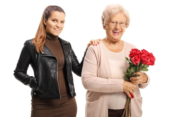 Пожилая Женщина Держит Букет Красных Роз Позирует Молодой Женщиной Изолированной — стоковое фото