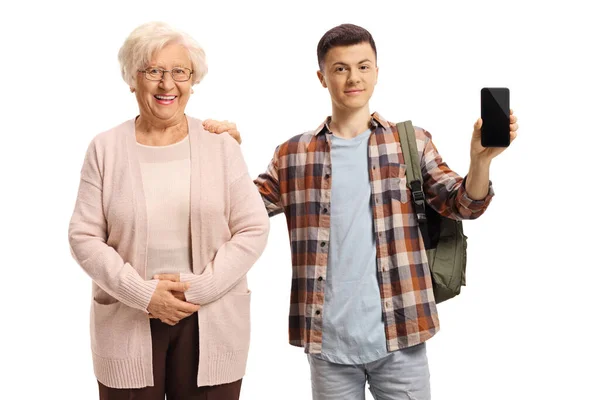 高齢女性と男性学生携帯電話を保持し 白い背景に隔離されたポーズ — ストック写真