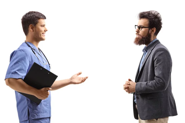 Docteur Uniforme Bleu Parlant Homme Barbu Isolé Sur Fond Blanc — Photo