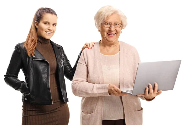 Starsza Kobieta Laptopem Młodą Kobietą Stojącą Obok Niej Białym Tle — Zdjęcie stockowe