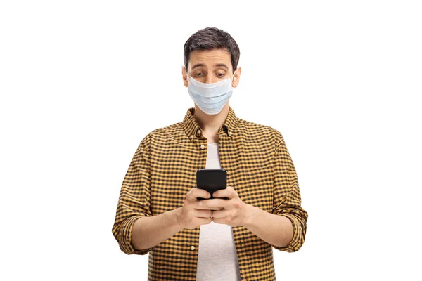 Молодой Человек Медицинской Маске Печатает Мобильном Телефоне Изолированном Белом Фоне — стоковое фото