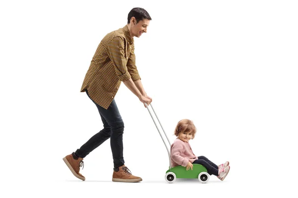Foto Lengkap Seorang Ayah Mendorong Putrinya Dalam Gerobak Mainan Kayu — Stok Foto