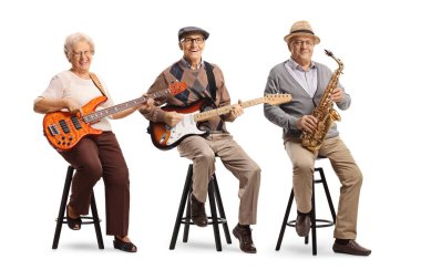 Beyaz arka planda izole edilmiş şekilde oturan ve müzik aletleri çalan yaşlılar