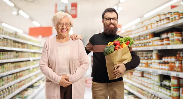 Brodaty Mężczyzna Pomaga Starszej Kobiecie Zakupami Supermarkecie — Zdjęcie stockowe