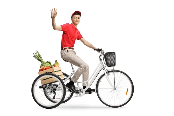 Jongeman Leveren Boodschappen Met Een Driewieler Zwaaien Naar Camera Geïsoleerd — Stockfoto