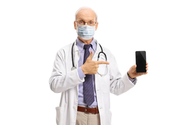 Médico Idoso Sexo Masculino Com Máscara Facial Médica Mostrando Telefone — Fotografia de Stock