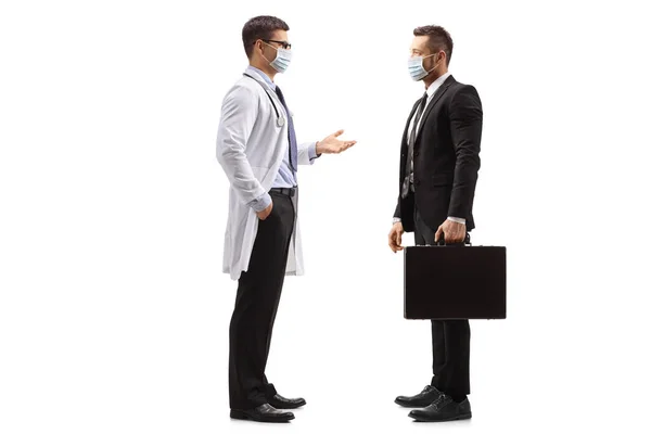 一名医生和商人戴着医疗面罩站在那里 在白色背景下孤立无援地说话 照片全长 — 图库照片