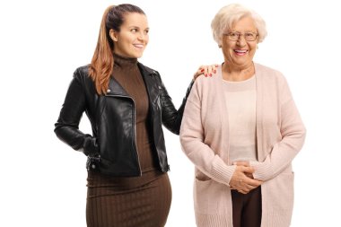 Genç bir kadın yaşlı bir bayanın yanında duruyor ve beyaz arka planda soyutlanmış bir şekilde ona bakıyor.