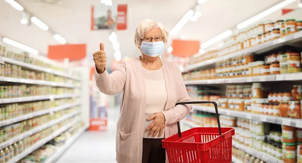 Oudere Vrouw Winkelen Een Supermarkt Met Een Beschermend Gezichtsmasker Duimen — Stockfoto