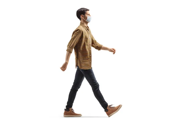 Pełna Długość Zdjęcia Człowieka Noszącego Ochronną Medyczną Maskę Twarzy Chodzącego — Zdjęcie stockowe