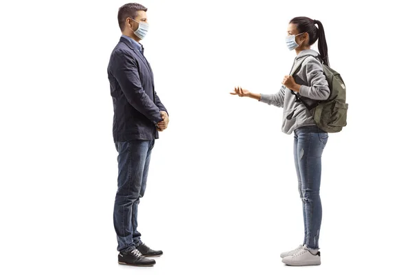 一名女学生和一名戴着医疗面罩的年轻男子在与白人背景隔离的对话中的全景照片 — 图库照片