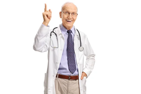 Yaşlı Doktor Beyaz Arka Planda Parmaklarıyla Işaret Ediyor — Stok fotoğraf