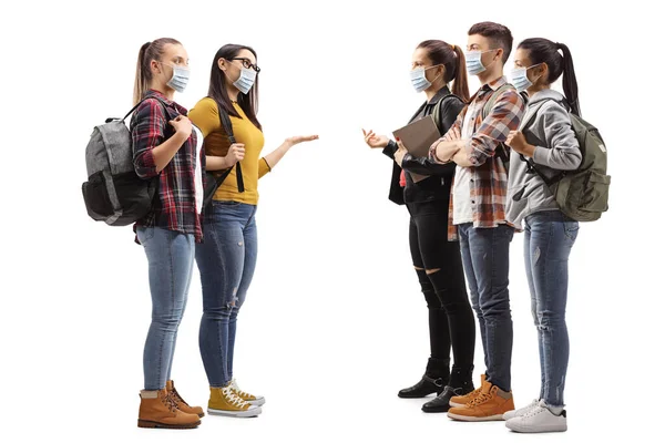 Молодые Случайные Люди Стоящие Группе Разговаривая Носить Защитные Медицинские Маски — стоковое фото