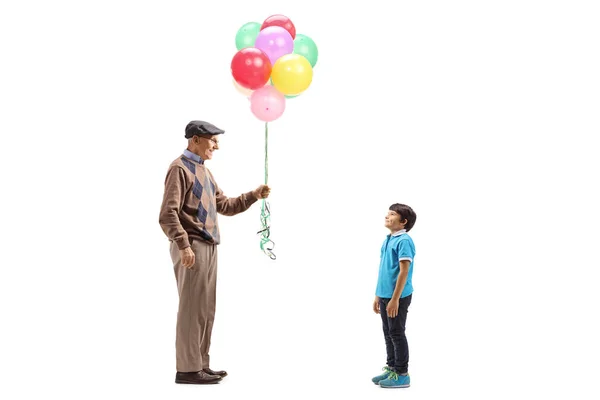 Pełne Ujęcie Starszego Mężczyzny Dającego Kolorowe Balony Helem Chłopcu Odizolowanemu — Zdjęcie stockowe