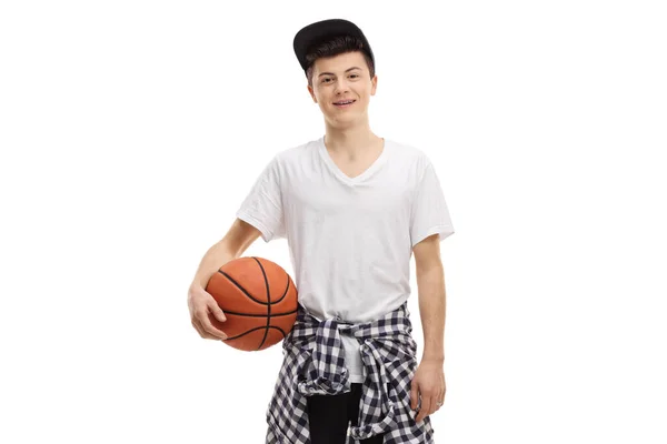 Legal Adolescente Cara Posando Com Basquete Isolado Branco Fundo — Fotografia de Stock