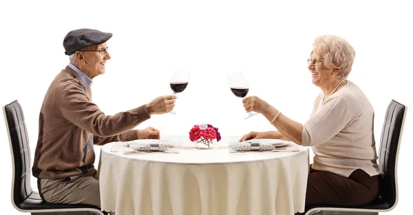 Couple Âgé Faisant Des Acclamations Avec Vin Rouge Une Table — Photo