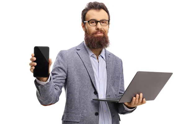 眼鏡をかけた髭の男がノートパソコンと携帯電話を持ち 白い背景に隔離されている — ストック写真