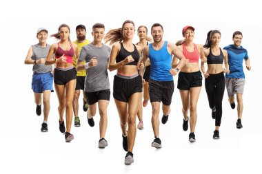 Beyaz arka planda izole edilmiş spor kıyafetlerle koşan pek çok genç ve yaşlı insanın tam boy portresi.