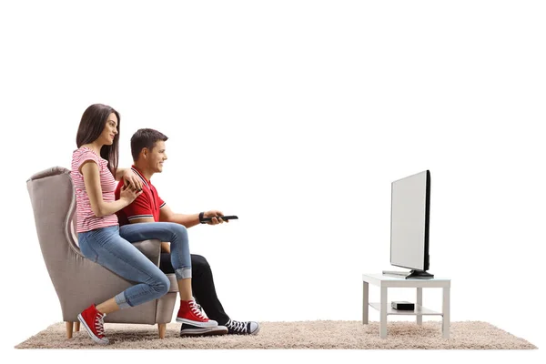 Casal Sentado Uma Poltrona Assistindo Televisão Isolada Fundo Branco — Fotografia de Stock