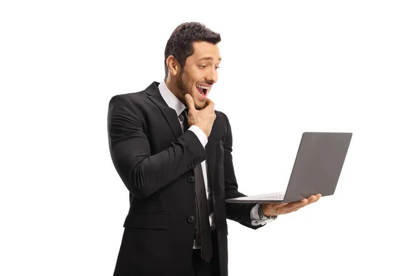 Empresario Sosteniendo Portátil Sonriendo Aislado Sobre Fondo Blanco — Foto de Stock