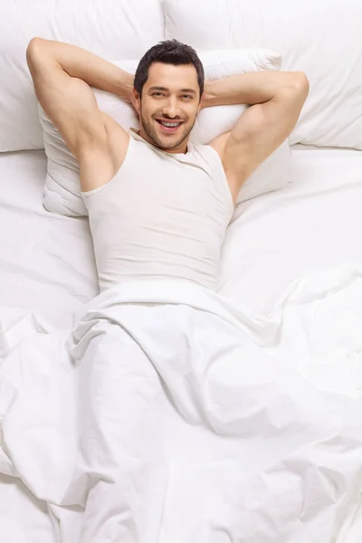 Молодой Красивый Мужчина Лежит Постели Белым Одеялом — стоковое фото