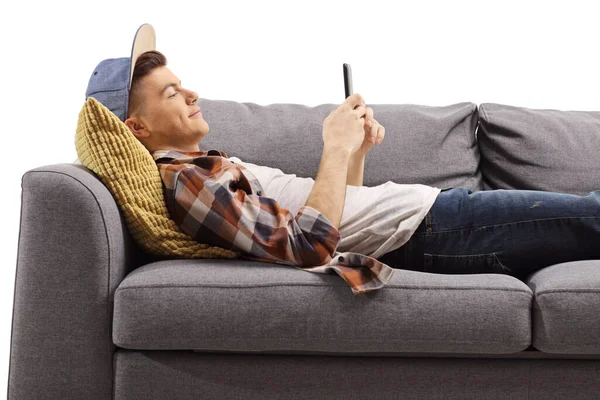 Junge Männer Liegen Auf Einem Sofa Und Benutzen Ein Smartphone — Stockfoto