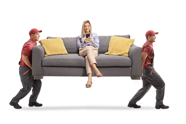 搬运工抱着一个沙发 沙发上坐着一个女人 用白色背景隔离的手机 — 图库照片