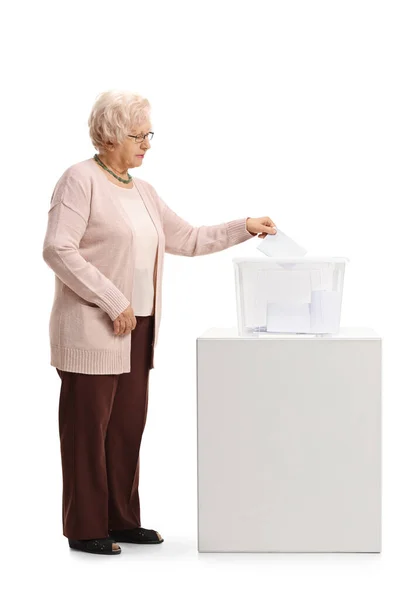 Ganzkörperaufnahme Einer Älteren Frau Die Einer Wahlurne Auf Weißem Hintergrund — Stockfoto