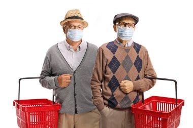 Tıbbi maske takan ve beyaz arka planda izole edilmiş alışveriş sepetleri tutan iki son sınıf öğrencisi.