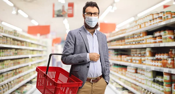 Baard Man Winkelen Een Supermarkt Met Een Medisch Masker — Stockfoto