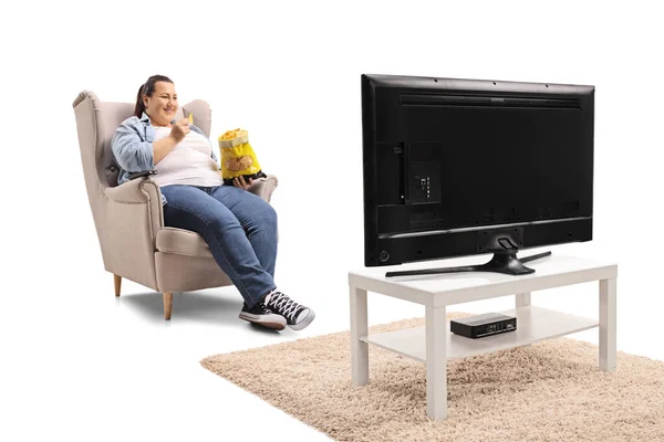 Mujer Con Sobrepeso Viendo Televisión Comiendo Chips Tortilla Aislados Sobre —  Fotos de Stock