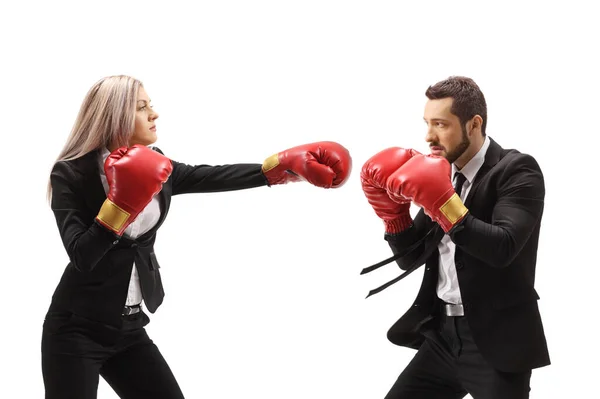 Geschäftsmann Und Geschäftsfrau Kämpfen Mit Boxhandschuhen Auf Weißem Hintergrund — Stockfoto