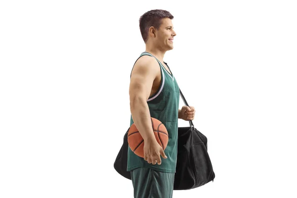 Мужчина Баскетбольным Мячом Спортивной Сумкой Белом Фоне — стоковое фото