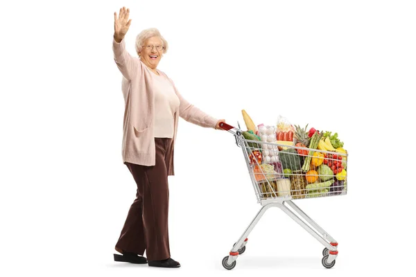 Fotografía Completa Una Anciana Con Carrito Compras Saludando Cámara Aislada — Foto de Stock