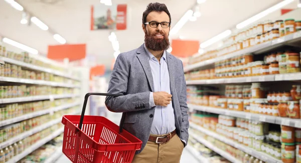 Bärtiger Mann Hält Einen Einkaufskorb Einem Supermarkt Und Lächelt Die — Stockfoto