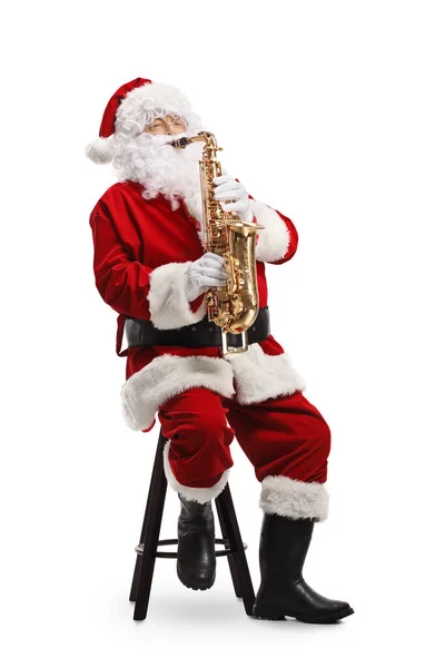 Papai Noel Sentado Uma Cadeira Tocando Saxofone Isolado Fundo Branco — Fotografia de Stock