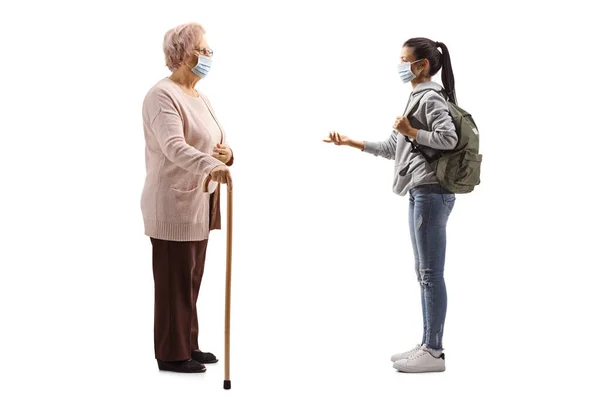 Полнометражный Снимок Студентки Защитной Медицинской Маске Беседующей Пожилой Женщиной Белом — стоковое фото
